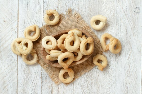 Come preparare dei taralli pugliesi croccanti con finocchio selvatico?